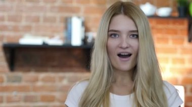 Olumlu haber ve başarı için tepki kız