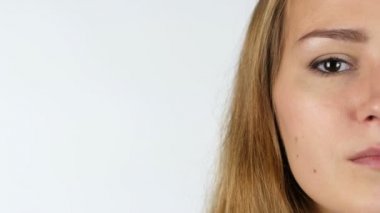 Kameraya, beyaz arka planı arıyorum yarısı kadın yüzü portresi