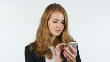 İş kadını kullanarak akıllı telefon, beyaz arka plan