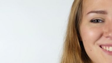 Yarım kadın yüzü, beyaz arka plan gülümseyen portresi