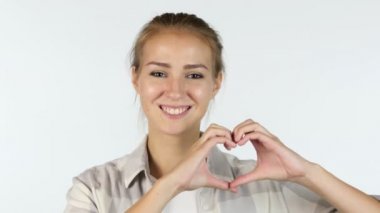 Genç kız gösterilen kalp eller tarafından yapılmıştır