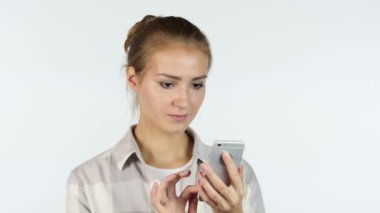 Smartphone, meşgul kız, beyaz arka plan portresi Apps kullanarak