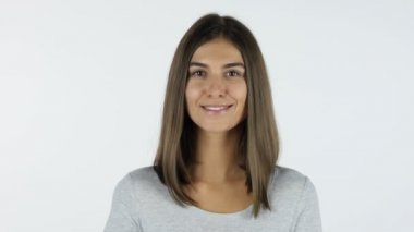 Gülümseyen başarılı güzel kız, beyaz arka plan