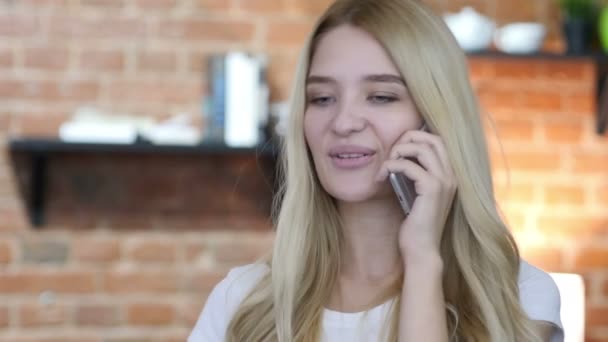 Smartphone üzerinde konuşurken kız — Stok video