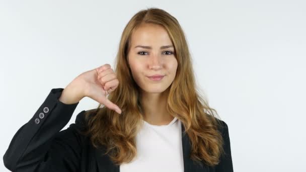 Pulgares abajo por la mujer de negocios, muchacha hermosa, retrato, fondo blanco — Vídeos de Stock