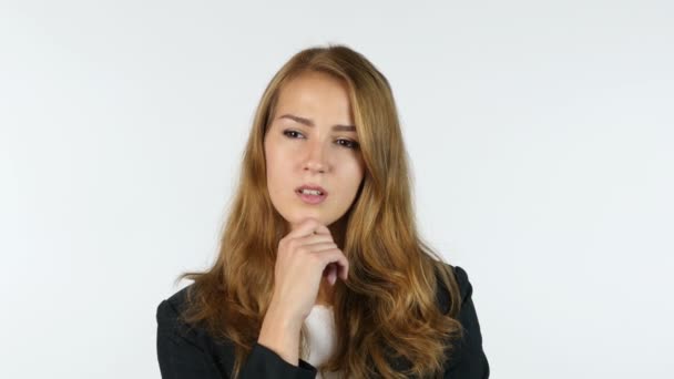 Porträt einer denkenden Geschäftsfrau, weißer Hintergrund — Stockvideo