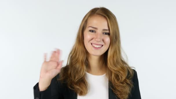 Mujer de negocios agitando la mano, bienvenido, hola, fondo blanco — Vídeos de Stock