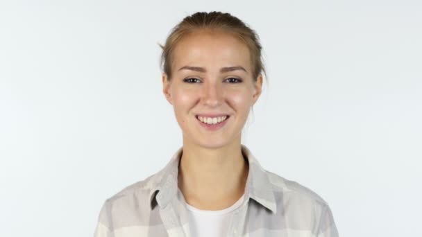 Porträt einer lächelnden Studentin, Designerin, weißer Hintergrund — Stockvideo
