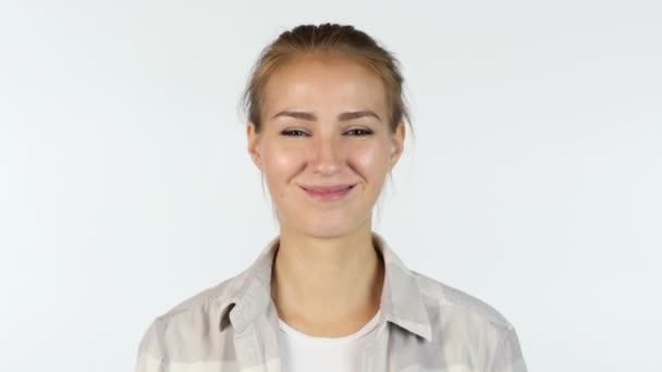 Retrato de sonriente joven hermosa chica blanca estudiante, fondo blanco — Vídeos de Stock