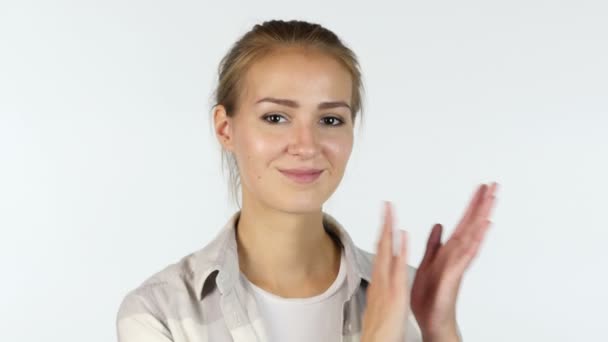 Jonge vrouwelijke Student klappen voor witte achtergrond — Stockvideo