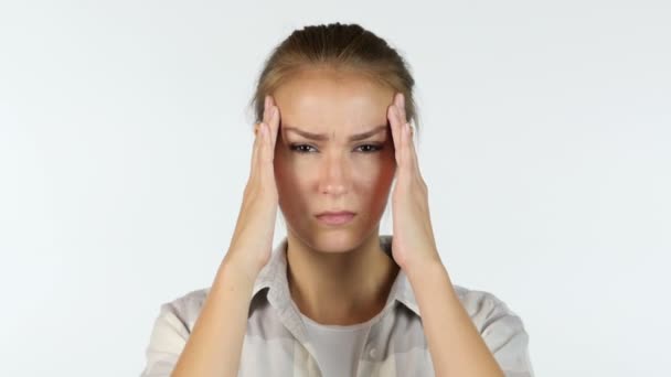 Женщина-студентка страдает от головной боли, головной боли — стоковое видео