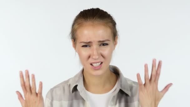 Dühös kiabálás, azzal érvelve, lány, fehér háttér — Stock videók