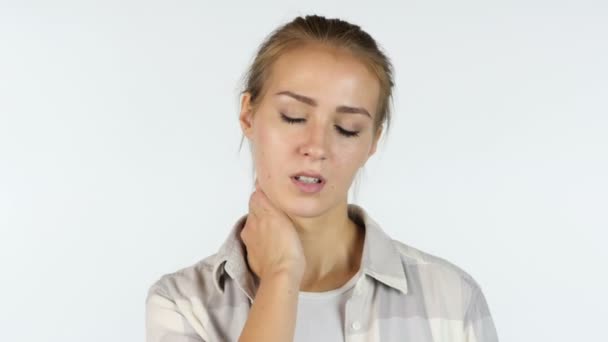 Dolor en el cuello, Retrato de una chica cansada y soñolienta, Fondo blanco — Vídeos de Stock