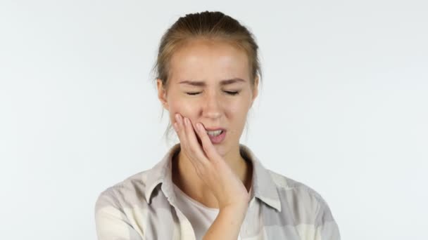 Fájdalom a fogak, a fertőzés a szájban, szép lány, fehér háttér — Stock videók
