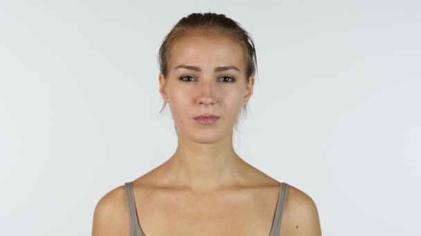 Portret van mooi meisje, witte achtergrond — Stockvideo