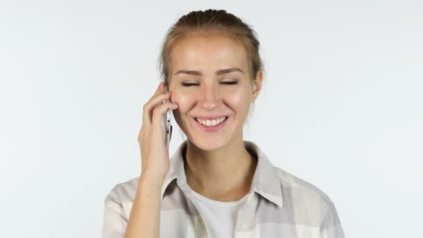 Menina bonita falando no telefone, respondendo chamada no fundo branco — Vídeo de Stock