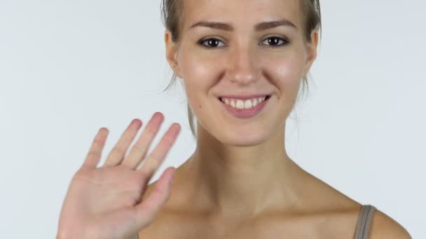 Zwaaien Hand, Hallo, Close up van gastvrije meisje, witte achtergrond — Stockvideo