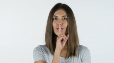 Sessiz ol, güzel bir kız tarafından dudaklar, beyaz arka plan Studio parmağında jesti