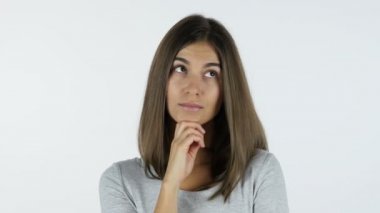 Güzel kız, beyaz arka planda Studio düşünme