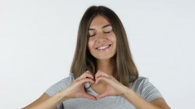 Kalp şekli eller güzel kız, beyaz arka planda Studio tarafından