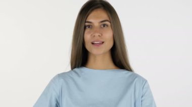 El yapımı kalp işareti ile güzel bir kız, beyaz arka plan Studio