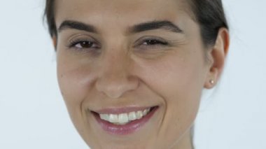 Göz göz kırpıyor, kız yüz, beyaz arka planda stüdyo yakın çekim
