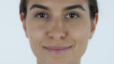 Gülümseyen kız yüz, beyaz arka planda stüdyo yakın çekim