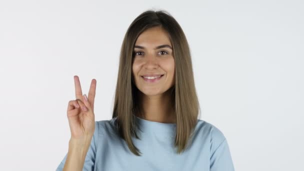 Ganar, Signo de victoria, Hermosa chica, Fondo blanco en el estudio — Vídeos de Stock