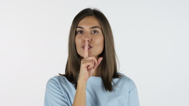Dedo nos lábios, Silêncio Gesto por Menina Bonita, Fundo Branco no Estúdio — Vídeo de Stock