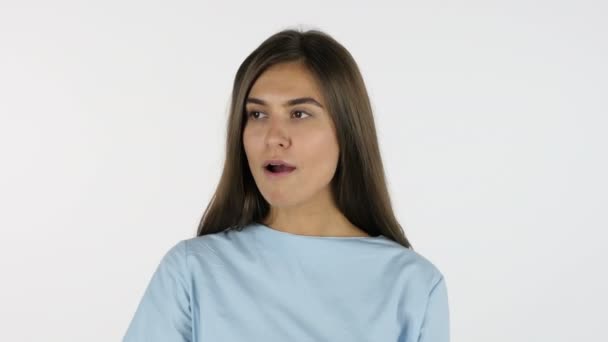 Schreit, streitet wütend schöne Mädchen, weißer Hintergrund im Studio — Stockvideo