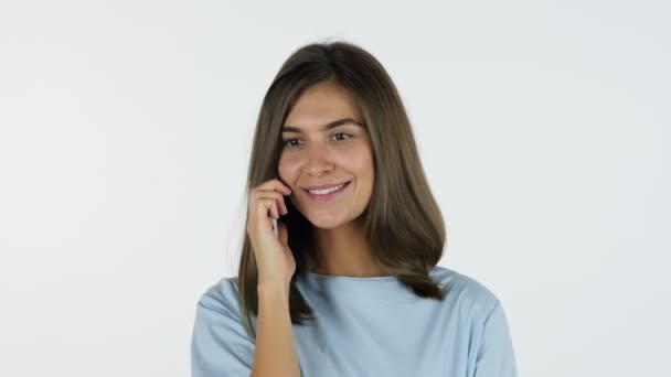 Garota conversando no telefone, fundo branco no estúdio — Vídeo de Stock