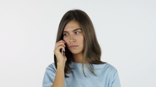 Chica respondiendo llamada en el teléfono, fondo blanco en el estudio — Vídeos de Stock