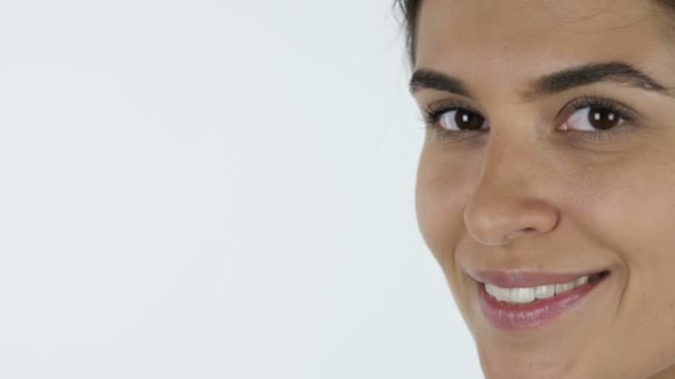 Close-up de Smiling Girl Face, fundo branco no estúdio — Vídeo de Stock