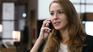 Smartphone, genç kız tarafından müzakere konuşurken