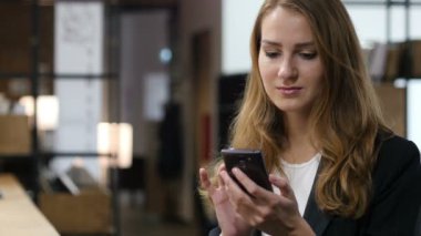 Akıllı, genç kız tarafından dalga köpüğü Online tarama