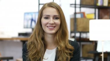 İş, portre ofiste çalışan kız gülümseyerek
