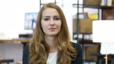 Jest kız ofiste iş yerinde tarafından inkar, kafa sallayarak