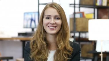 Web Video sohbet, kız ofiste iş yerinde kamera görünümünü