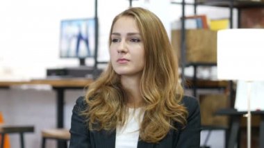 Düşünme, dalgın çalışan kız portresi planlama