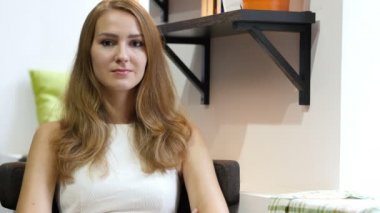 Koltukta oturan gülümseyen mutlu sevimli güzel kız,