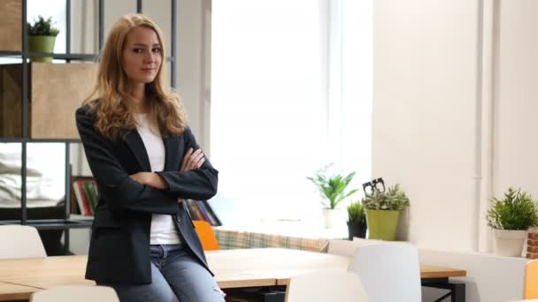 Nee, het afwijzen van jonge zakenvrouw zittend op Bureau, niet eens — Stockvideo