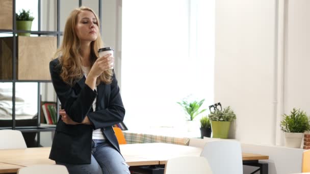 Het drinken van koffie zakenvrouw, zittend op het Bureau — Stockvideo