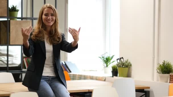 Invitare a far parte di Project Business Woman, seduto sulla scrivania in ufficio — Video Stock