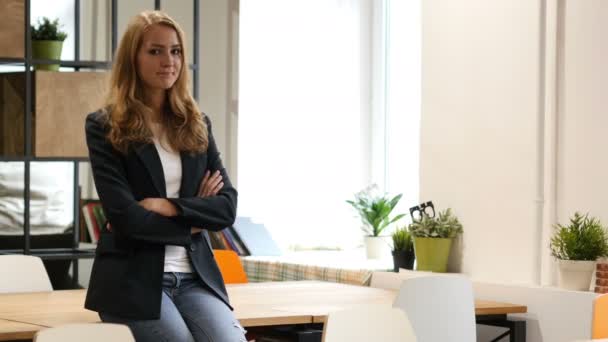 Aceptar, Aceptar oferta por Shaking Head, Business Woman Sitting on Desk in Office — Vídeo de stock