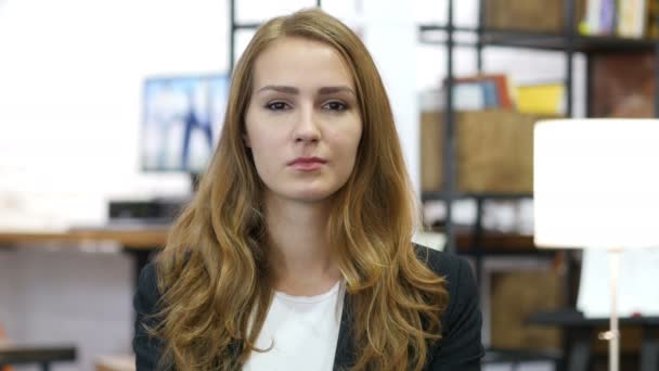 Portret van tevreden Working Girl op het werk, in Office — Stockvideo