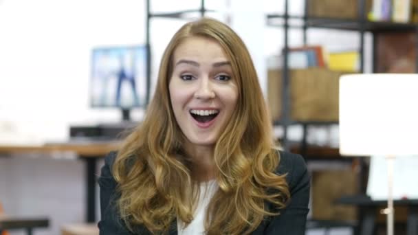 Verbaasd door verrassing meisje op het werk, Gift en viering — Stockvideo