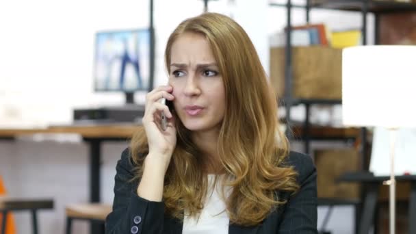 Portrét podnikavá dívka, mluví o telefonu v práci — Stock video
