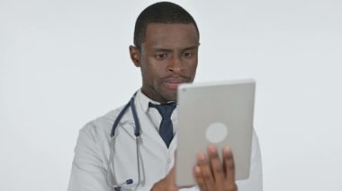 İnternet, Beyaz Arkaplan için Afrikalı Doktor Tableti Kullanıyor