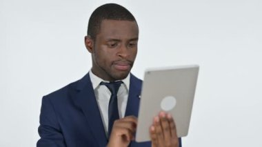 Afrikalı İşadamı İnternet, Beyaz Arkaplan için Tablet Kullanıyor