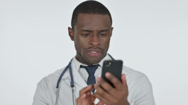 Médico africano usando Smartphone, fundo branco — Vídeo de Stock